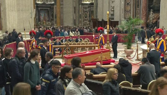 Rito de despedida de Papa Francisco terá transmissão ao vivo (Foto: Reprodução/Band)