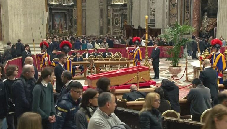 Rito de despedida de Papa Francisco terá transmissão ao vivo (Foto: Reprodução/Band)