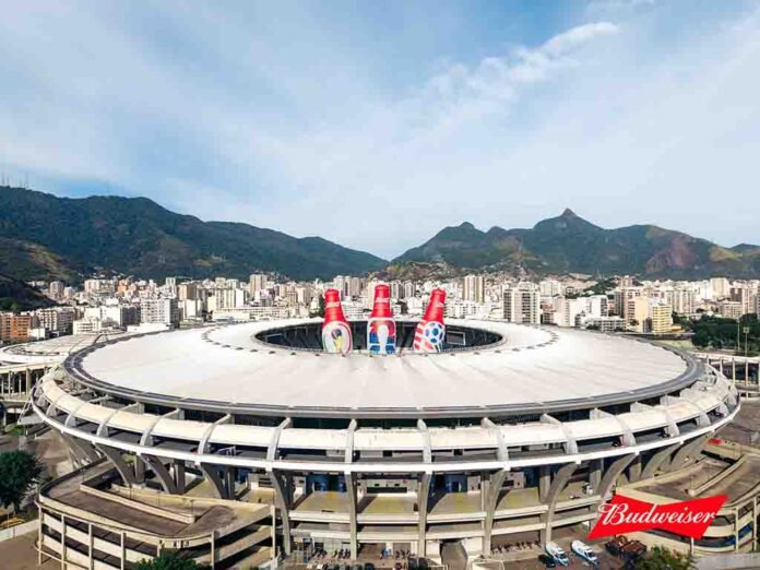 Budweiser realizou ação no Maracanã com balões de 36 metros de altura (Foto: Divulgação)